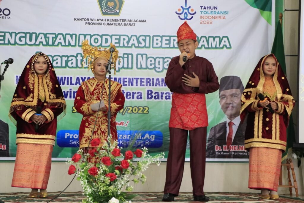 Tampil Memukau Sekjen Kemenag RI Apresiasi Tim Musikalisasi Puisi MTsN 1 Padang