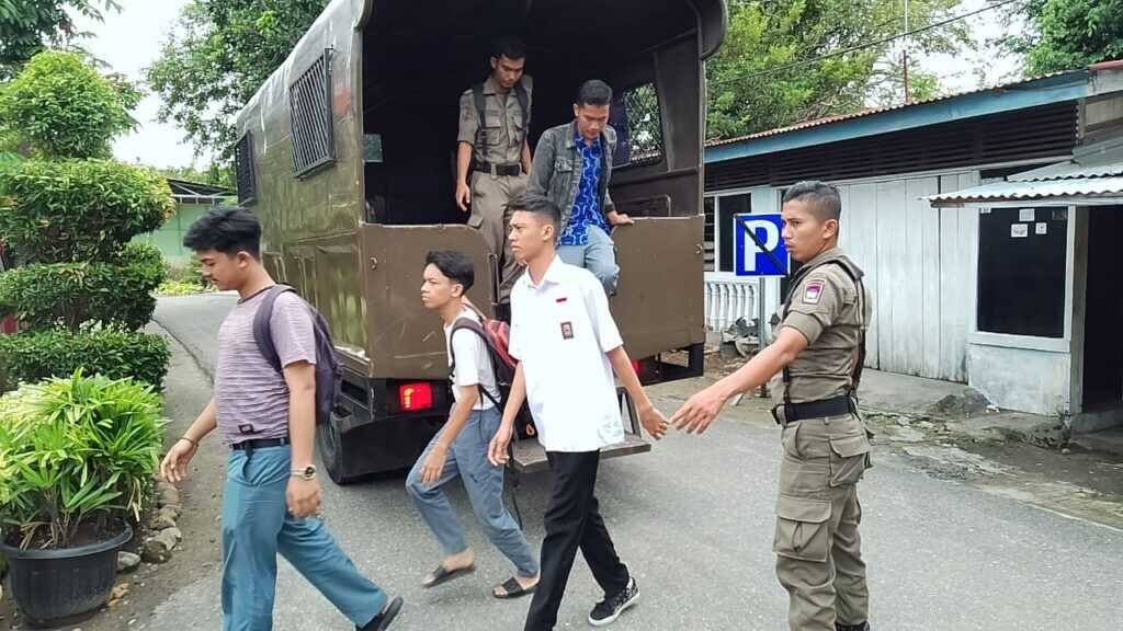 15 Pelajar diamankan Satpol PP Kota Padang Saat Asyik Main Domino