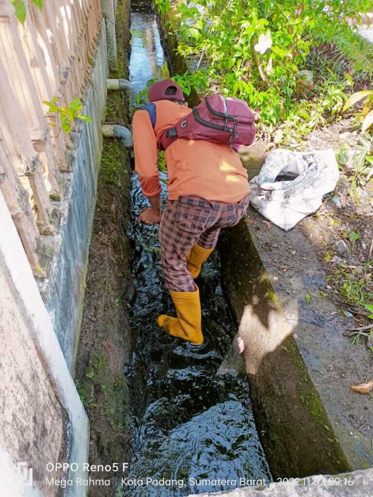 Proyek Padat Karya Kelurahan Gunung Pangilun Bersihkan Saluran Sedimen