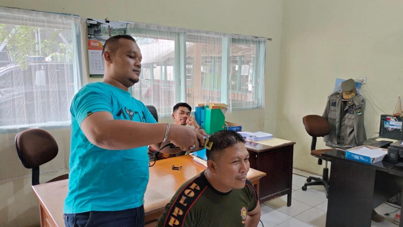 Satpol PP Prov. Sumbar Gelar Potong Rambut Gratis Untuk Personil
