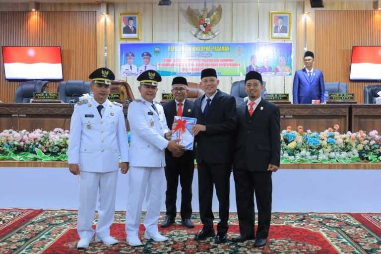 Sertijab Bupati Pasaman dari Sabar AS ke pada Welly Suhery berlangsung meriah , ratusan tokoh dan masyarakat turut hadir padati gedung dewan