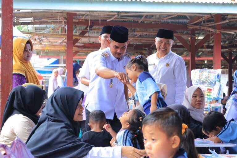 Buka Gebyar Paud Padang Gelugur , Wabup Parulian di sambut ribuan anak anak dan emak emak