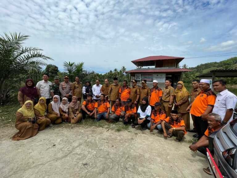 Didampingi Bupati Welly Suhery , Gubernur Mahyeldi tinjau Pabrik Pakan ikan Beringin Rao