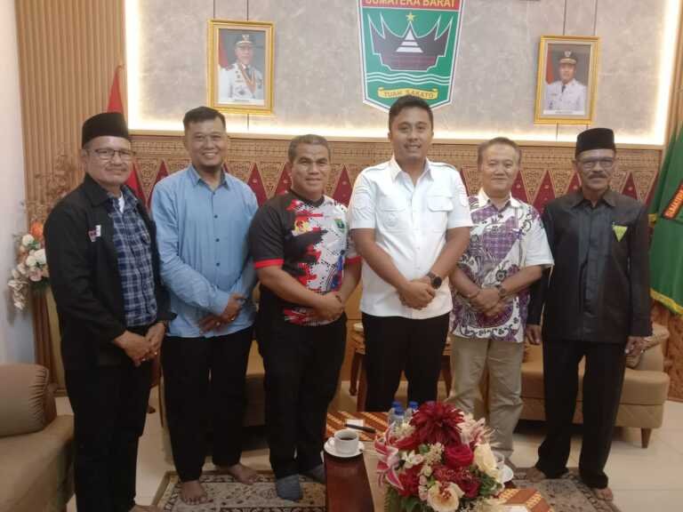 Ketua Umum IPSI Sumbar Lepas Tim Silat Tradisi Sumbar ke Ajang Fornas ke VIII NTB
