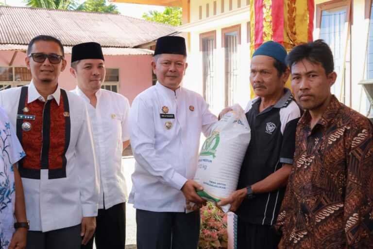 Perkuat Ketahanan Pangan, Bupati Welly Suhery Serahkan Bantuan Beras Warga
