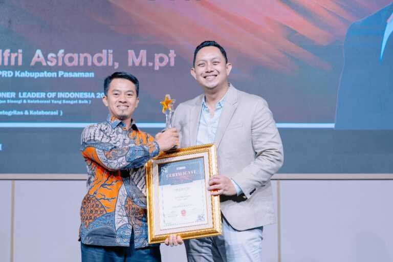 Ketua DPRD Pasaman Nelfri Affandi ,Terima Penghargaan selaku tokoh terbaik Nasional dari Seven Media Award 2025