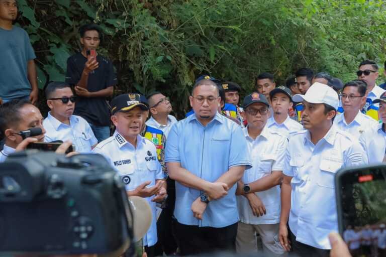Didampingi Bupati Welly Suhery Andre Rosiade tinjau jembatan rusak di Duo koto Pasaman,