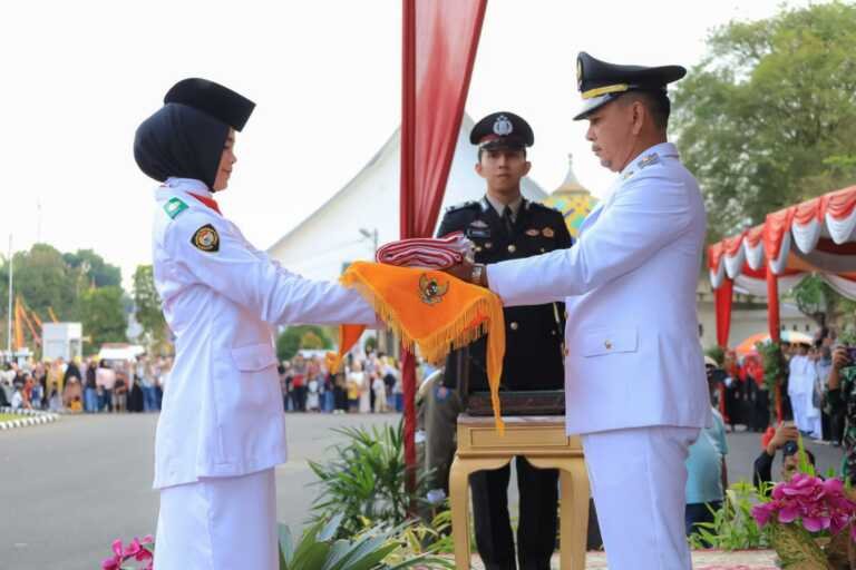Wabup Parulian Pimpin upacara penurunan bendera merah putih HUT RI Ke 80 , Ratusan warga ikut menyaksikan