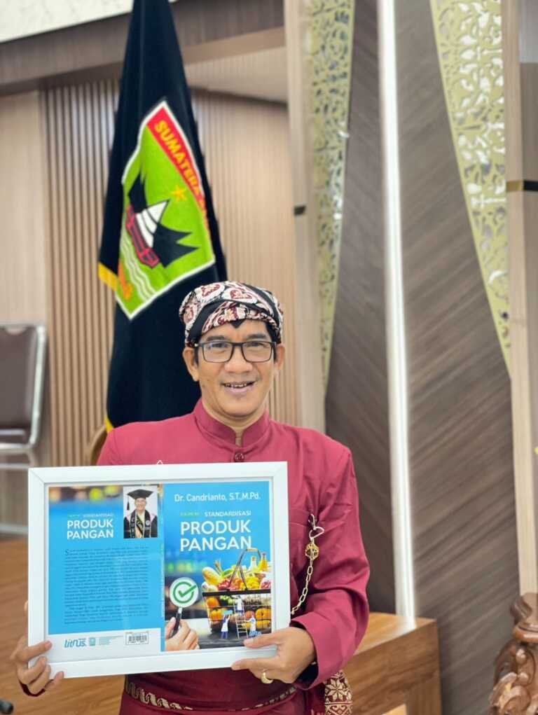 Doktor Candrianto Raih Penghargaan Penulis Buku Tunggal dan Pegiat Literasi