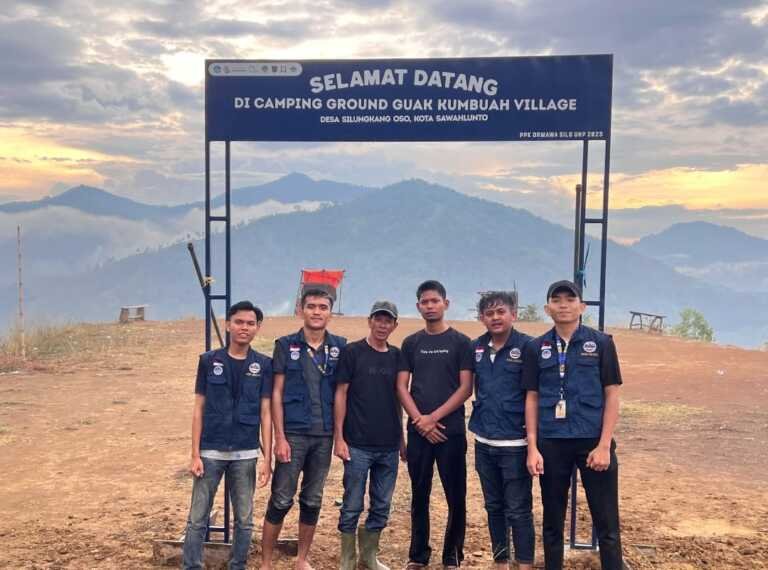 PPK Ormawa UKFF UNP Bangun Gerbang Selamat Datang di Camping Ground Silungkang Oso
