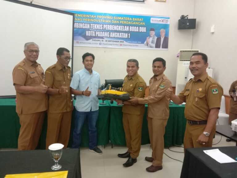 Kadis Perindag Sumbar Buka Bimbingan Teknis Perbengkelan Roda Dua IKM Kota Padang