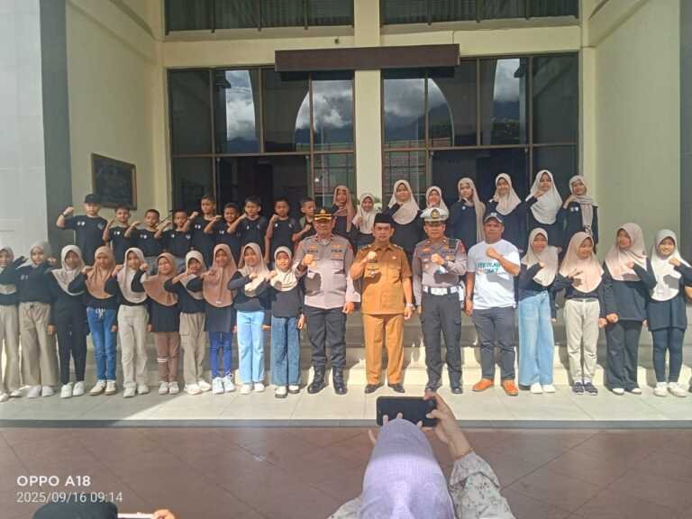 Didampingi Waka Polres Pasaman Wakil Bupati Pasaman Lepas Lomba Polisi Cilik Tingkat Polda Sumbar