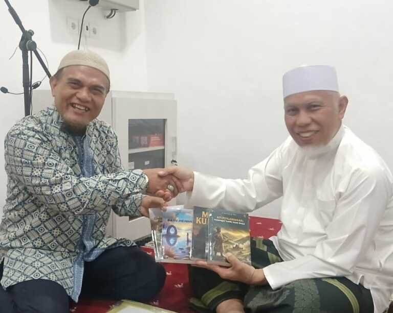 Dr. Drs. H. Welya Roza Serahkan 4 Buku “Novel Minang”ke Gubernur Sumatera Barat
