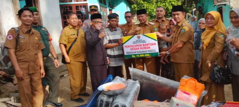 Bupati Pasaman Serahkan bantuan program Pasaman Peduli BAZNAS Pasaman pada Korban rumah hanyut Mapun