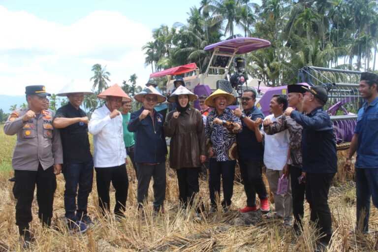 Anggota DPRD Propinsi Sumbar Khairuddin Simanjuntak apresiasi Batuan Komisi IV DPR RI Cindy Monica Salsabila pada petani Pasaman