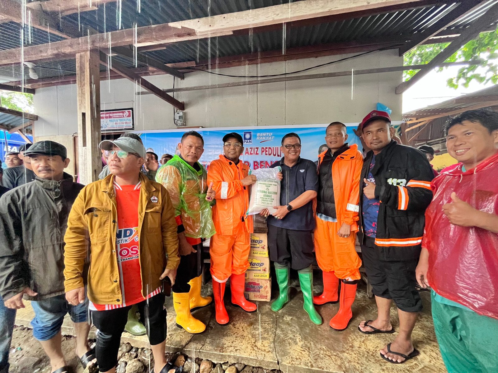 Dukung Aksi Kemanusiaan, H. Arisal Aziz Gerakkan Relawan Bantu Korban Banjir di Kampung Lapai