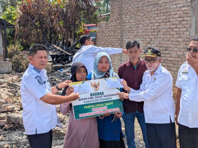 Didampingi Ketua BAZNAS Pasaman,Bupati Pasaman serahkan bantuan korban kebakaran duo koto
