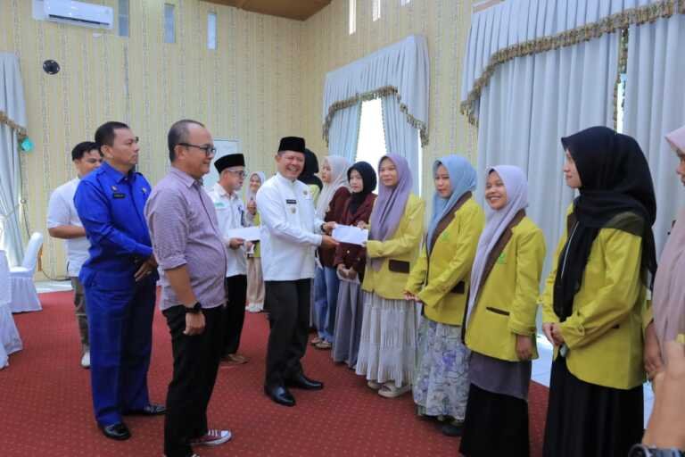 Tingkatkan Program Pasaman Cerdas , BAZNAS Pasaman serahkan bantuan dana pendidikan pada Mahasiswa