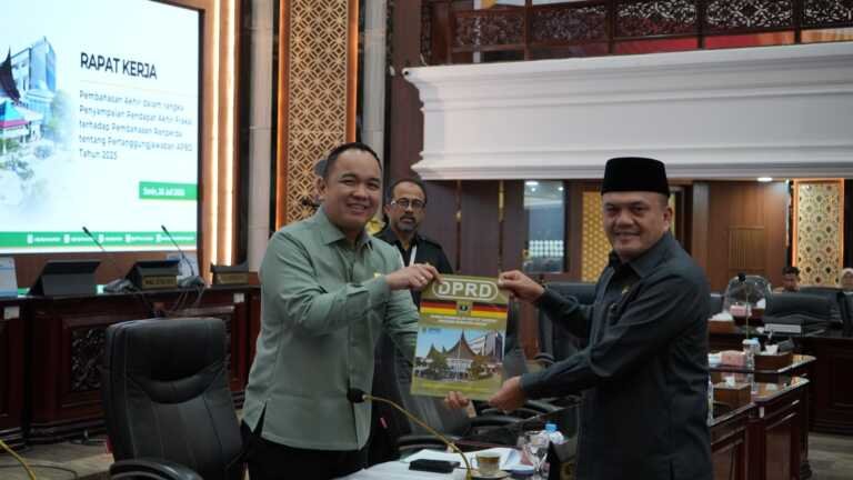 Fraksi NasDem Soroti Akuntabilitas APBD Sumbar 2025, Irwan Zuldani Serahkan Pandangan Fraksi