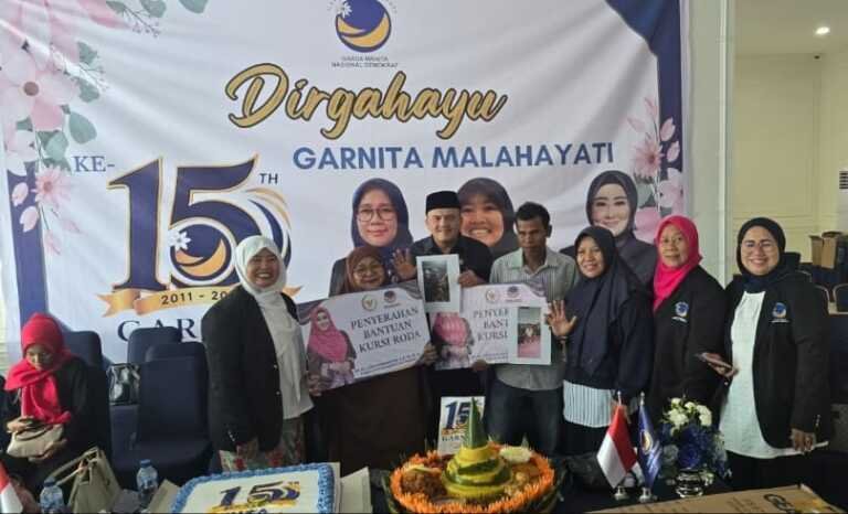 Irwan Zuldani Salurkan Dua Kursi Roda untuk Warga Koto Tangah dan Kuranji