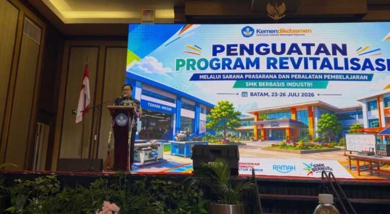 Kadis Pendidikan Sumbar Hadiri Pembukaan Program Revitalisasi SMK Berbasis Industri di Batam, Perkuat Transformasi Pendidikan Vokasi Nasional