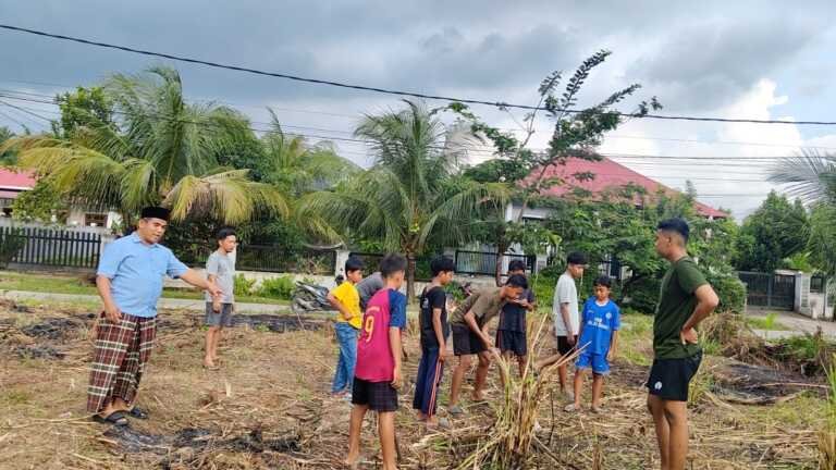 Jelang HUT RI ke-81, Warga RT 05 Kampung Baru Gunung Sarik Kompak Siapkan Lapangan Olahraga