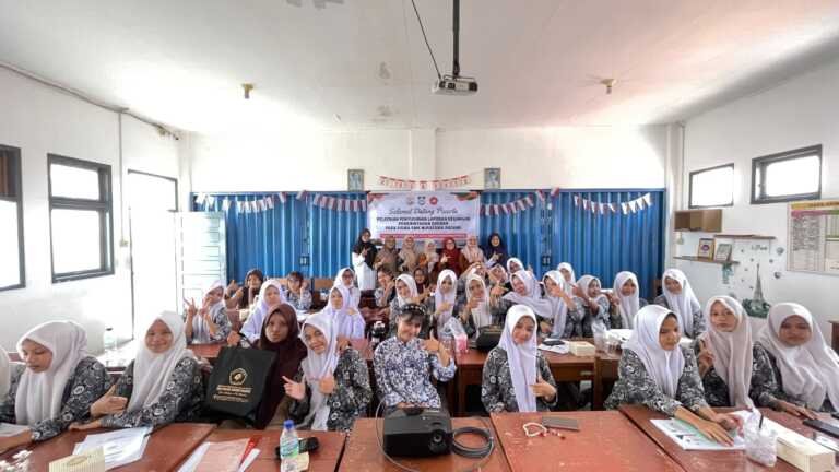 Dosen Akuntansi Politeknik Negeri Padang Bekali Siswa SMK Nusatama Padang dengan Keterampilan Menyusun Laporan Keuangan Pemerintah Daerah